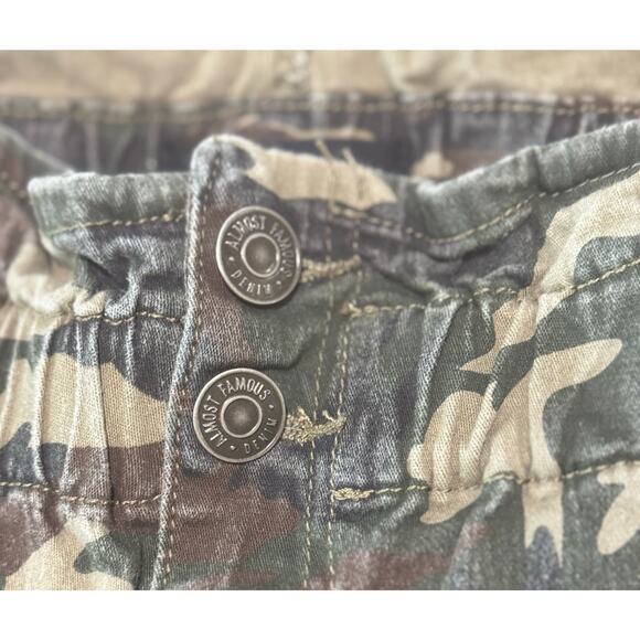ALMOST FAMOUS Women's Green Camouflage Stretch Waist Straight Leg Pants Sz S - Picture 4 of 8